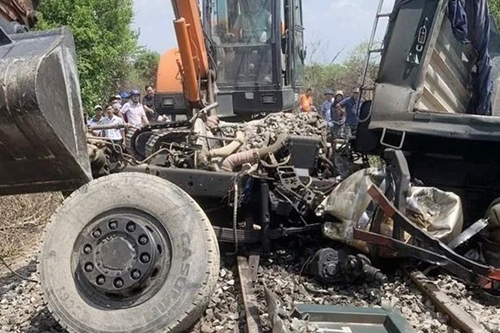 Khánh Hòa: Va chạm giữa tàu hỏa và xe tải, một người tử vong